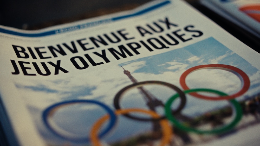 Magazine with text in French, "Bienvenue aux jeux Olympiques"