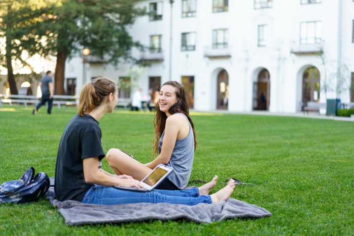 SMC students in front of De La Salle hall