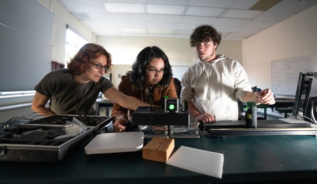 Students in a Physics lab at Saint Mary's College of California